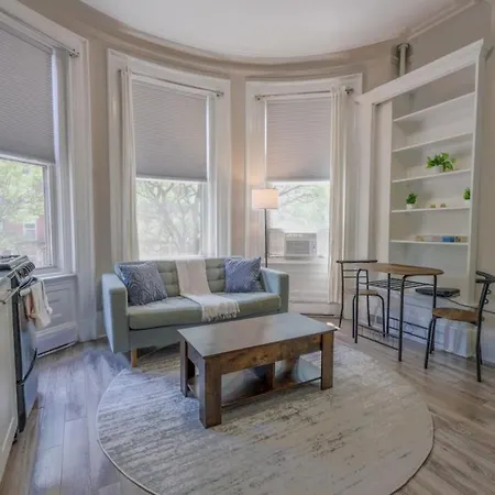 Bright Newbury Street 1 Bedroom Apartment *
