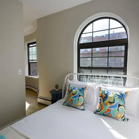 Comfy Back Bay Alcove Apartment