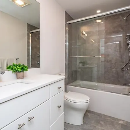 Large Luxury Near Train *