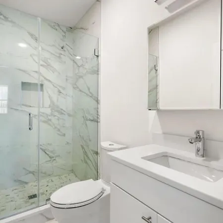 Large Luxury Near Train * Boston