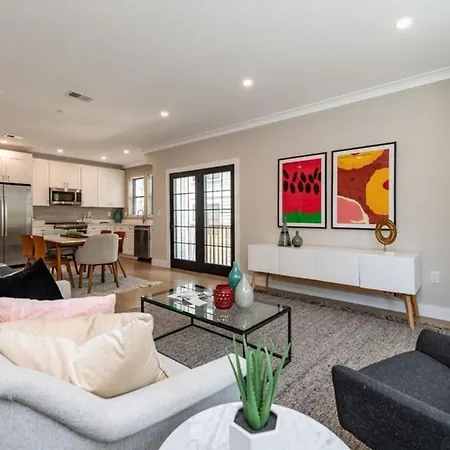 Large Luxury Near Train Apartment *