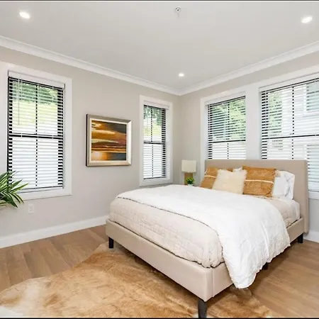 Large Luxury Near Train Apartment Boston