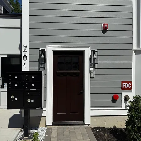 Large Luxury Near Train Apartment *
