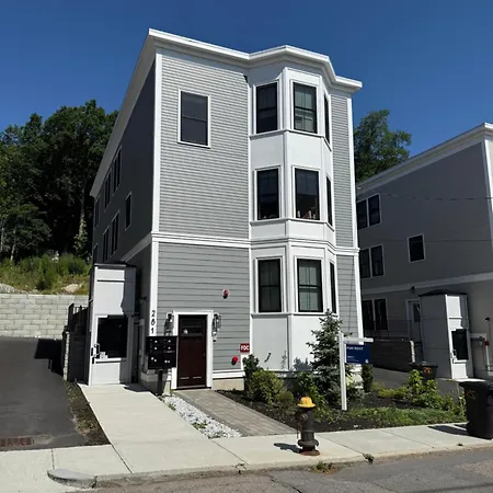 Large Luxury Near Train * Boston