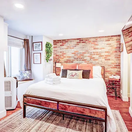 Eagle's Landing - Logan Airport Guest house 3*