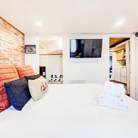 Guest house Eagle's Landing - Logan Airport 3*