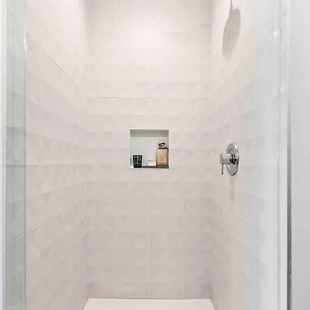 Luxury 2br In Pool Gym Apartment
