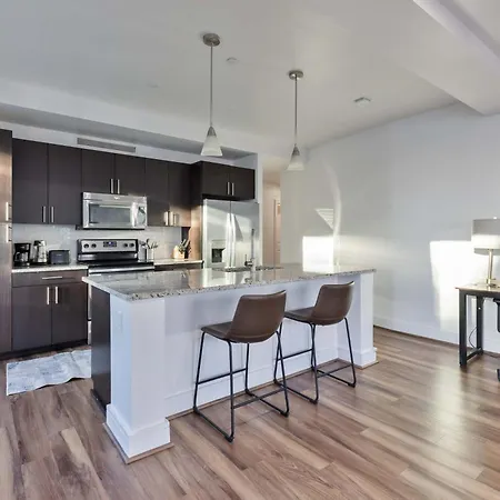 Stylish Seaport Near Waterfront Dining & Downtown Apartment *
