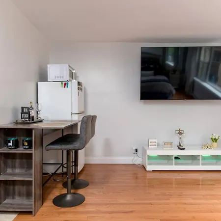 Downtown Location Famous Nightlife Chinatown With Bed Full Of Promises! Apartment