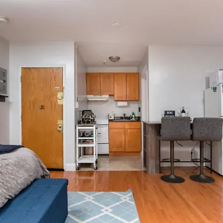 Apartment Downtown Location Famous Nightlife Chinatown With Bed Full Of Promises!