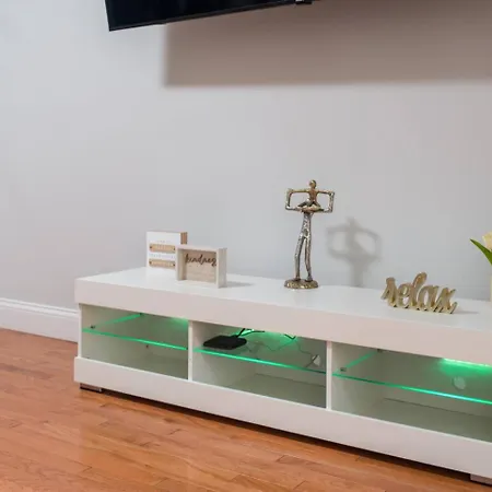Apartment Downtown Location Famous Nightlife Chinatown With Bed Full Of Promises!