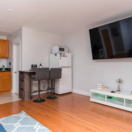 Downtown Location Famous Nightlife Chinatown With Bed Full Of Promises! Apartment