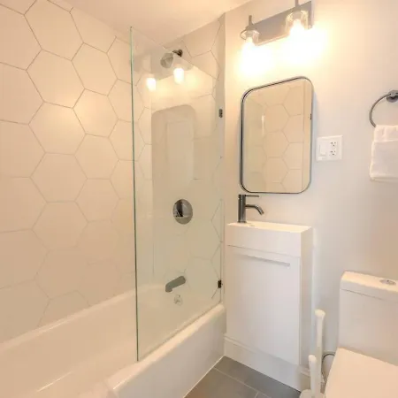 Sleek In The South End Apartment *
