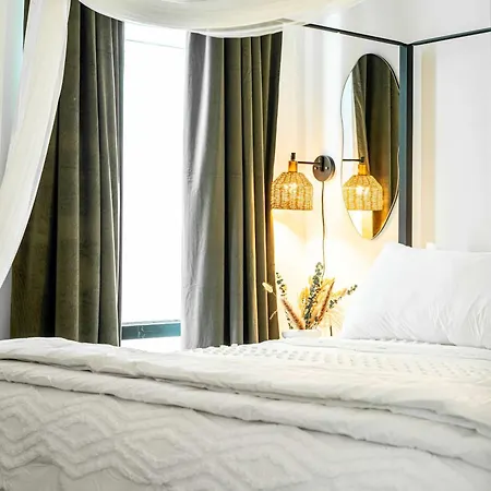 Apartment Seaport Fireplace Gym & Pool Access Boston