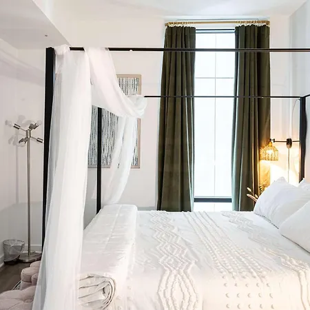 Seaport Fireplace Gym & Pool Access Apartment Boston