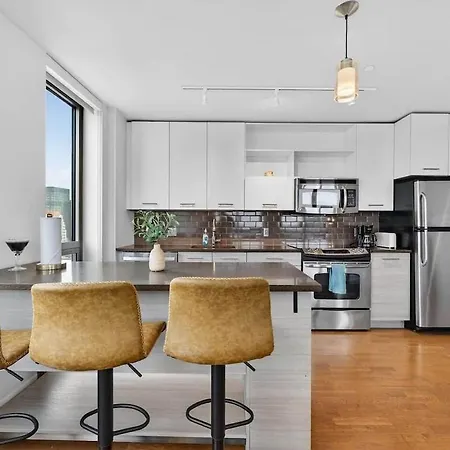 Luxury 2br 2ba Prime Downtown Apartment *