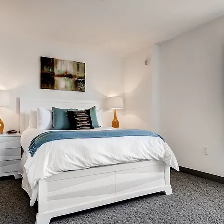 Global Luxury At The Theater District *