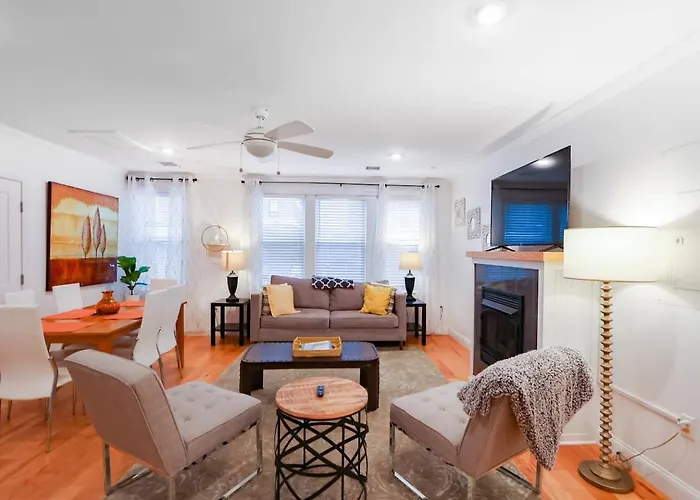 Modern 2-Bed, 2-Bath, Steps To Northeastern