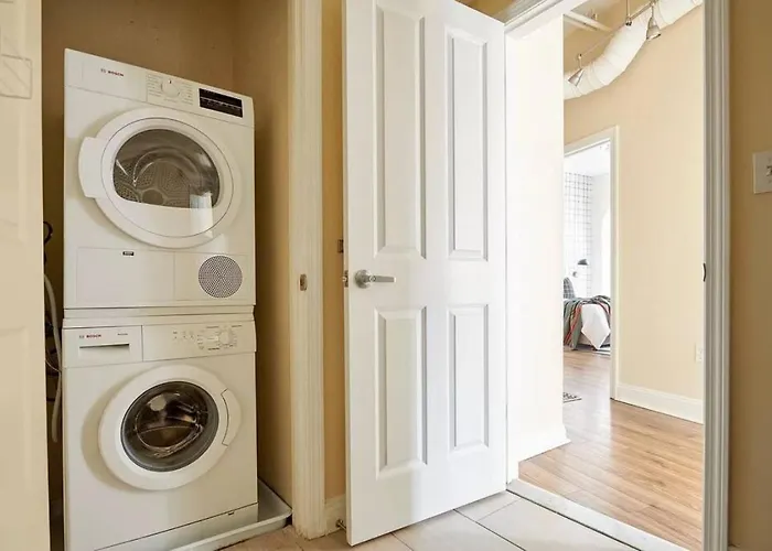 Bright And Bold 2 Bedroom Unit Minutes From The T