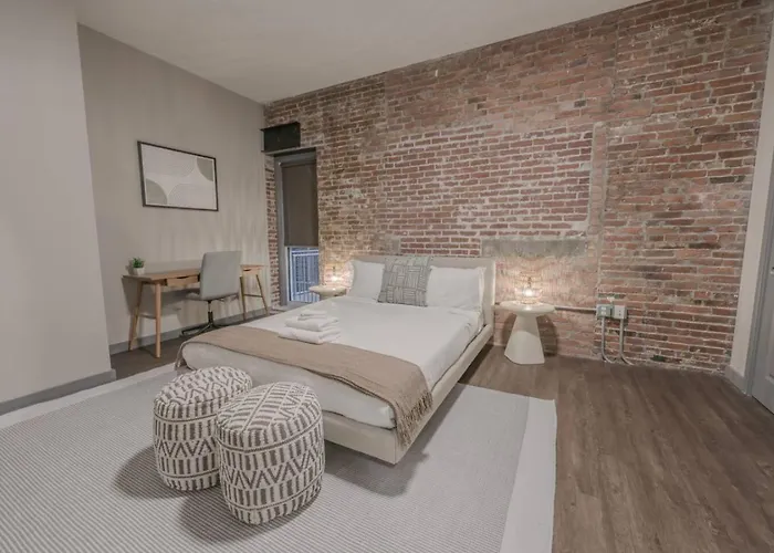Stylish Downtown 2 Bedroom