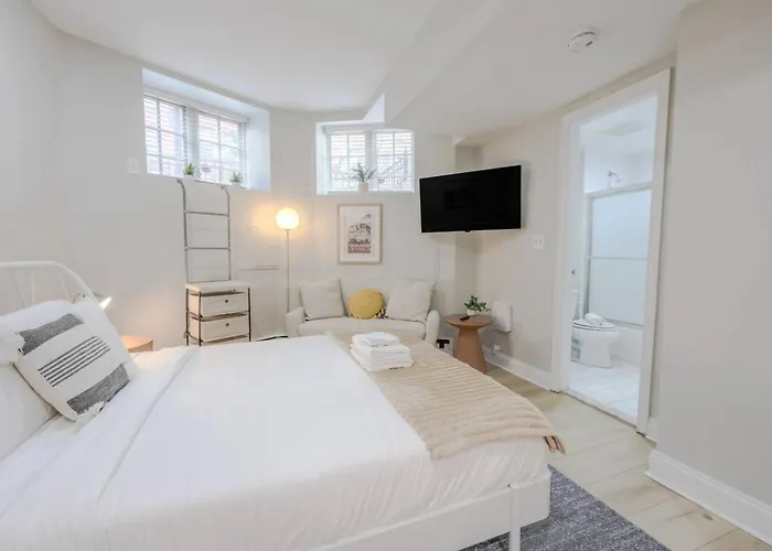 Quaint Studio Apt Steps From Back Bay
