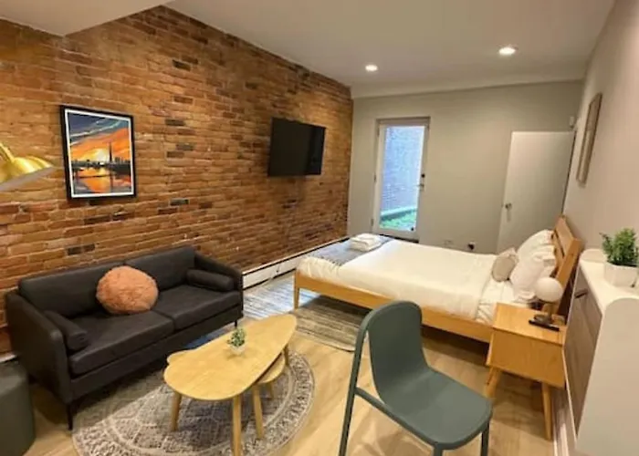 Vibrant Studio Minutes From Back Bay