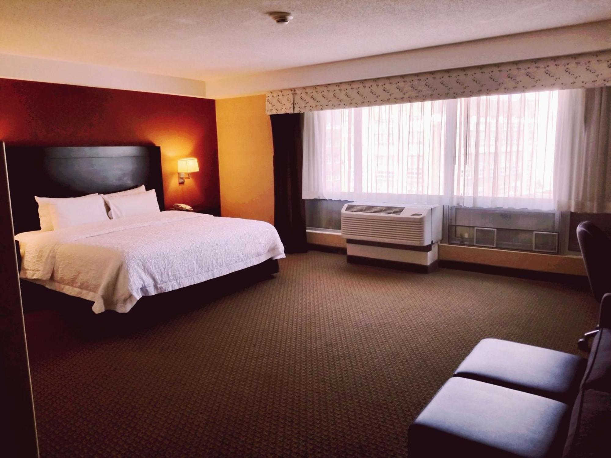 Hampton & Crosstown Center 3*