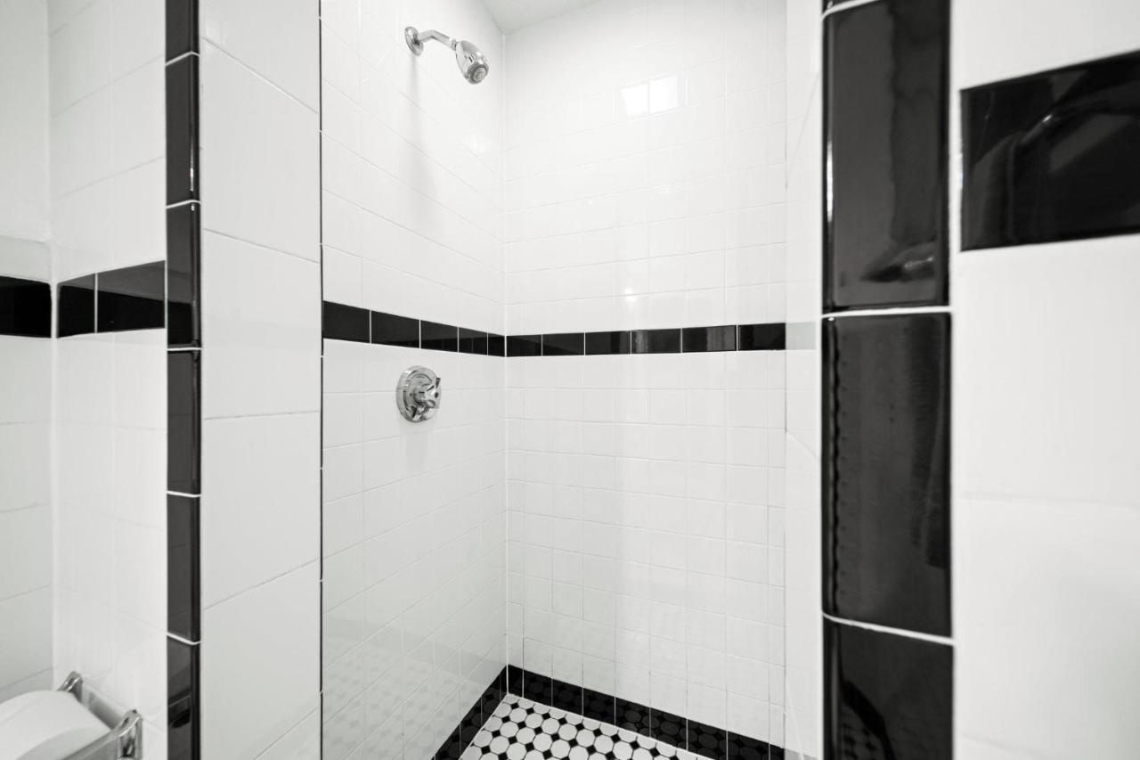 Cozy Up In 5br Near Charming Oak Square