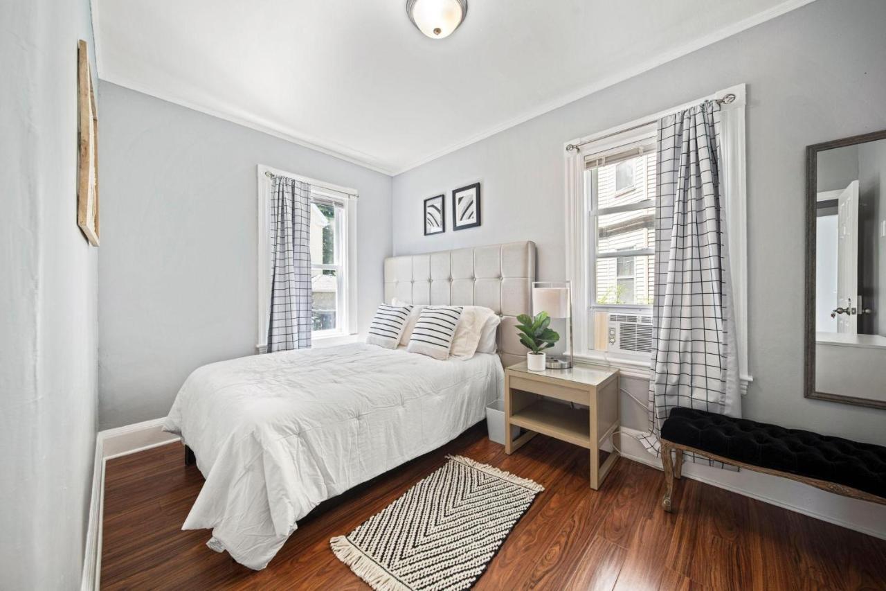 Cozy Up In 5br Near Charming Oak Square