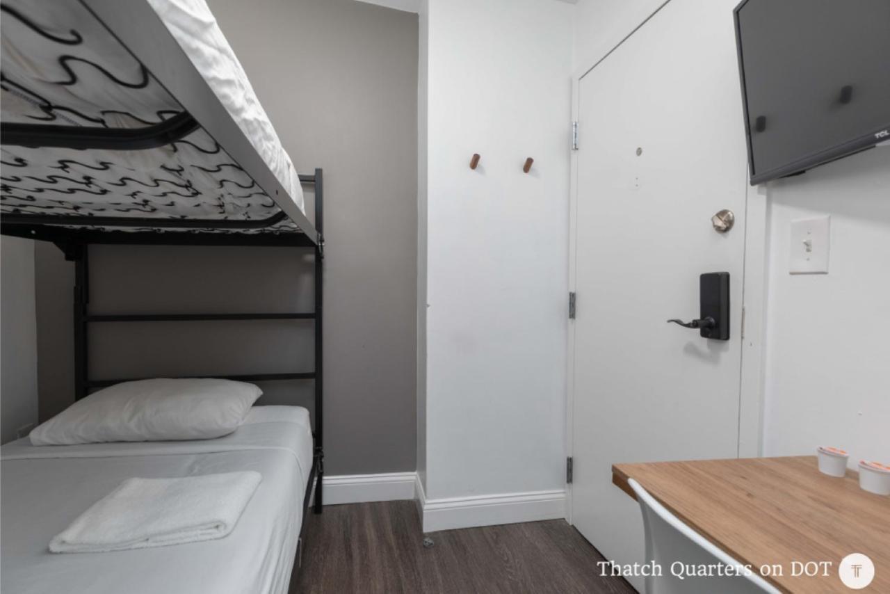 Quarters On Dot By Thatch Apartment