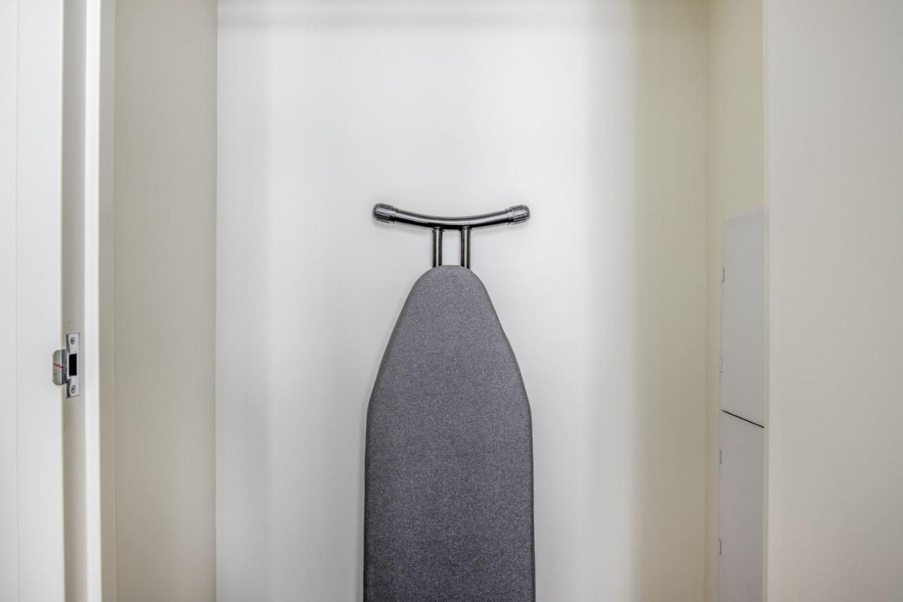 Back Bay 1br W Gym Wd Nr Dining Bos-883 *