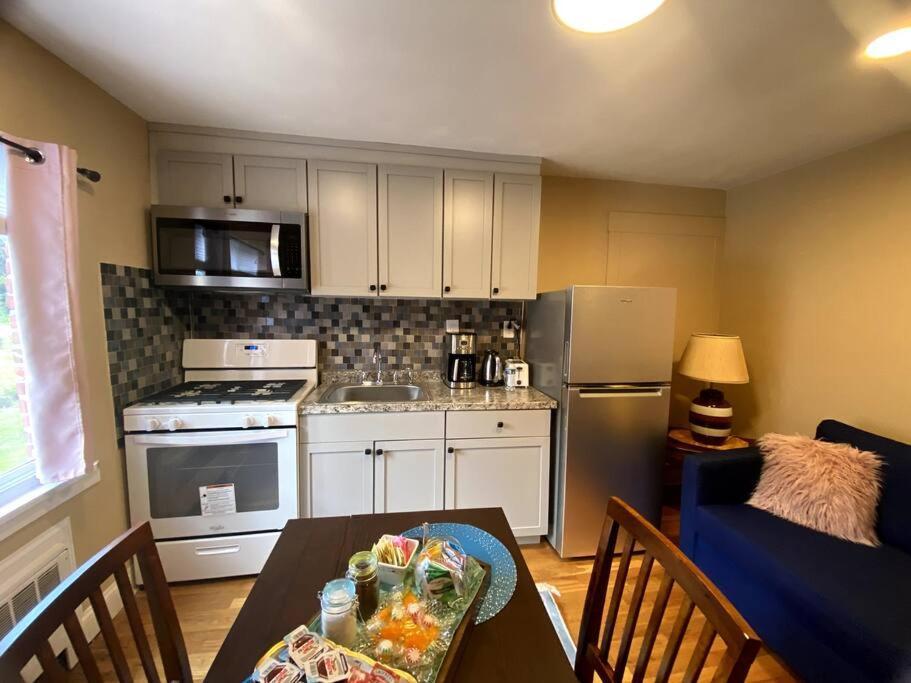 Cozy Getaway Apartment! Free Parking Apartment *