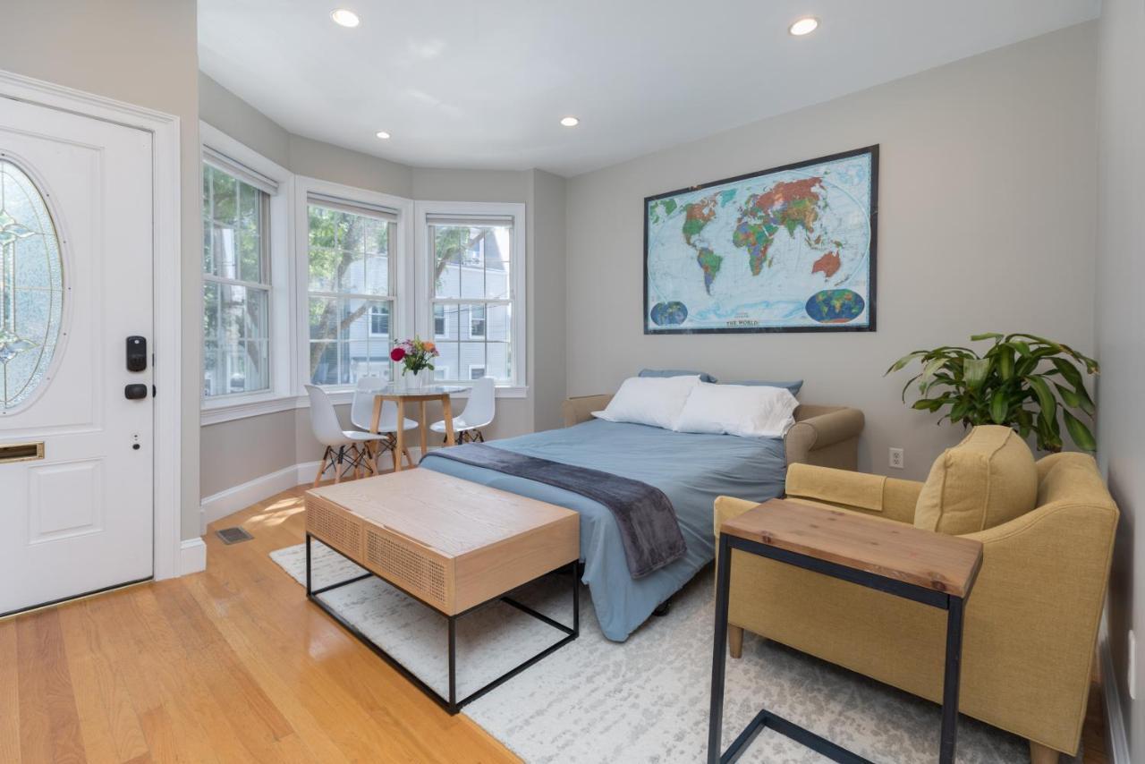 Sunny Convenient W/ Private Patio! Easy Walk To Everything! Apartment *