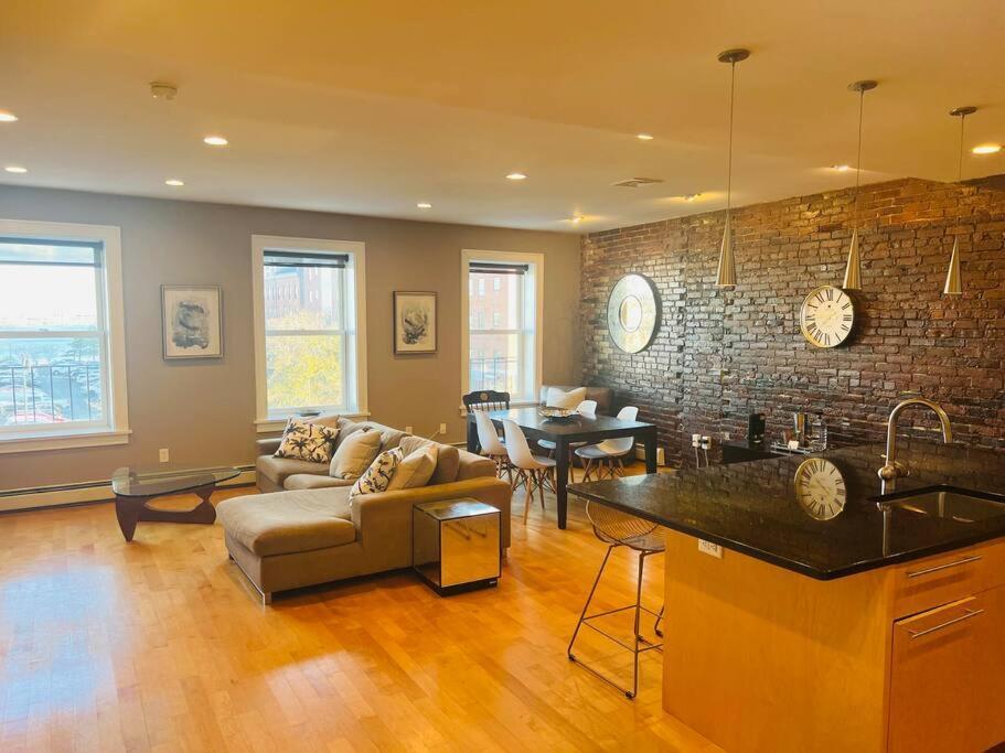 Harbor Views Modern North End Free Parking! Apartment Boston