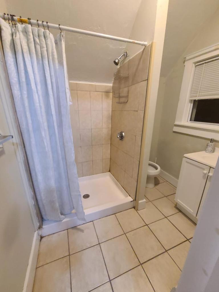 Quarto em Acomodações Particulares Private Near To Downtown *