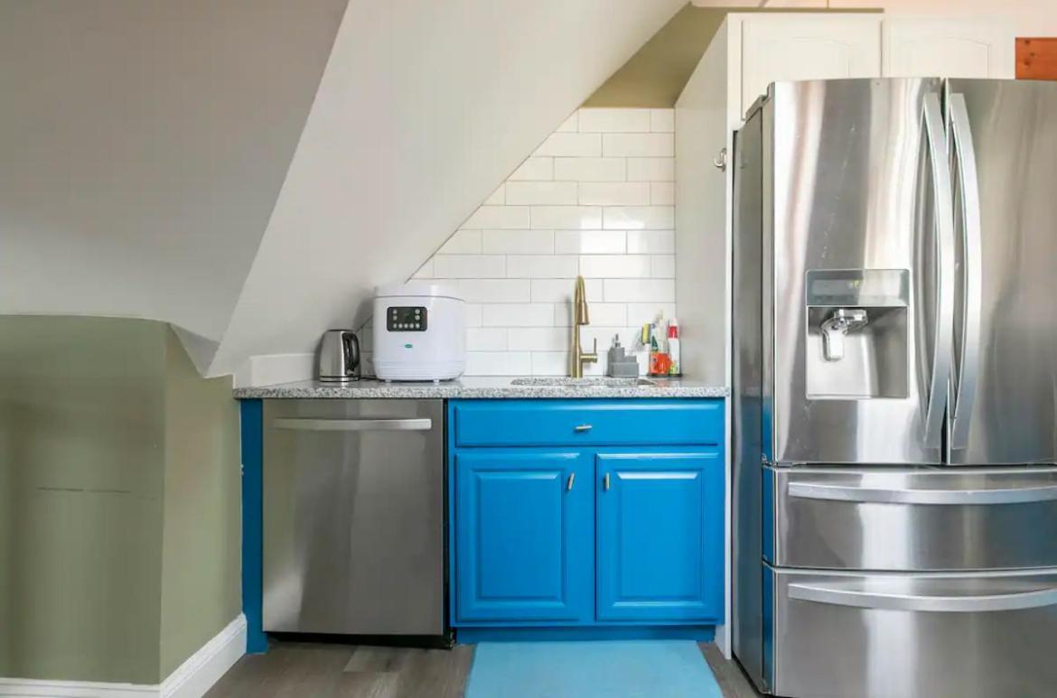 Large Open Concept In Zoo Franklin Park Near Apartment