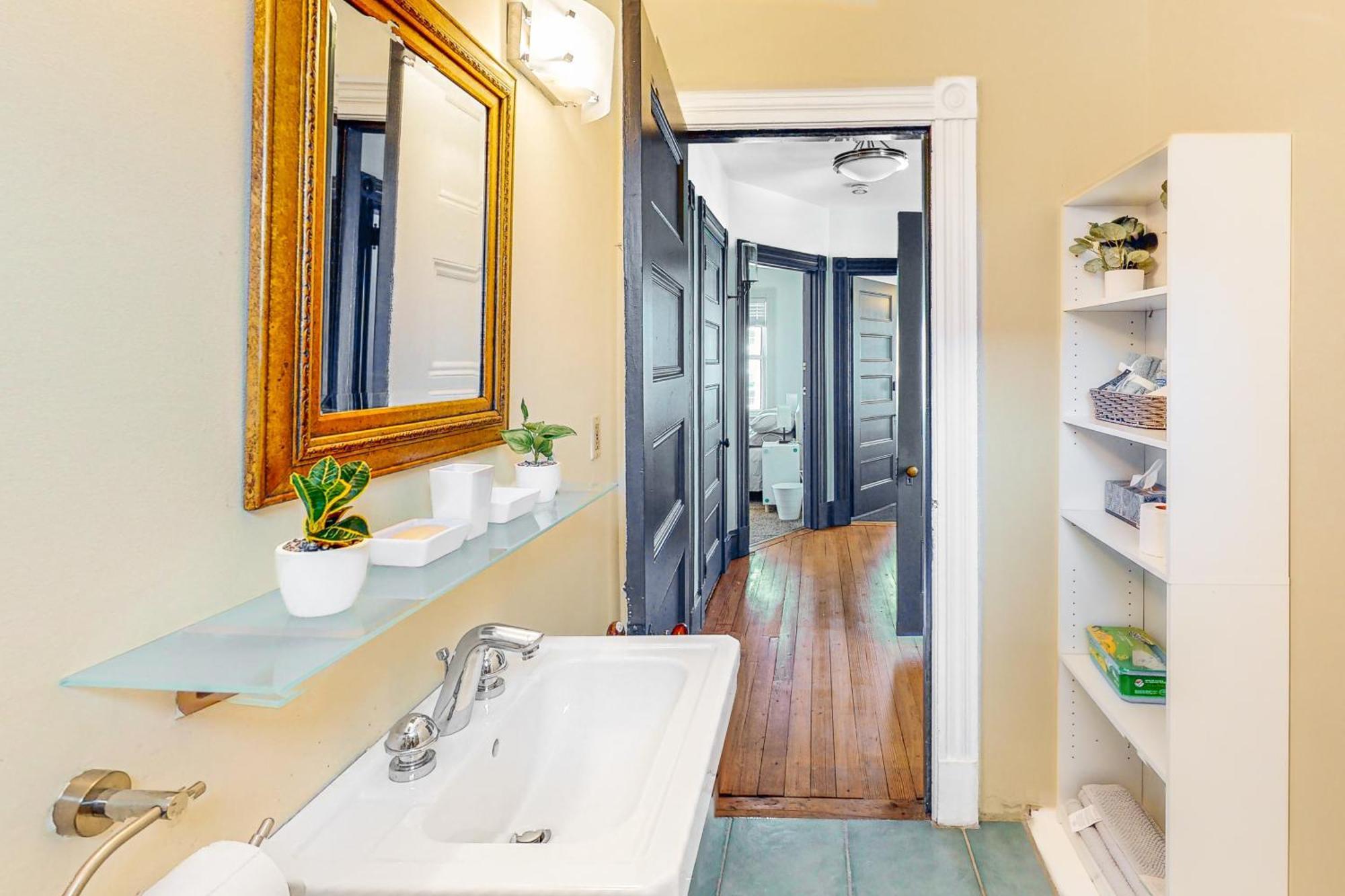 3Br Victorian Getaway With Loft, Near The Bay *