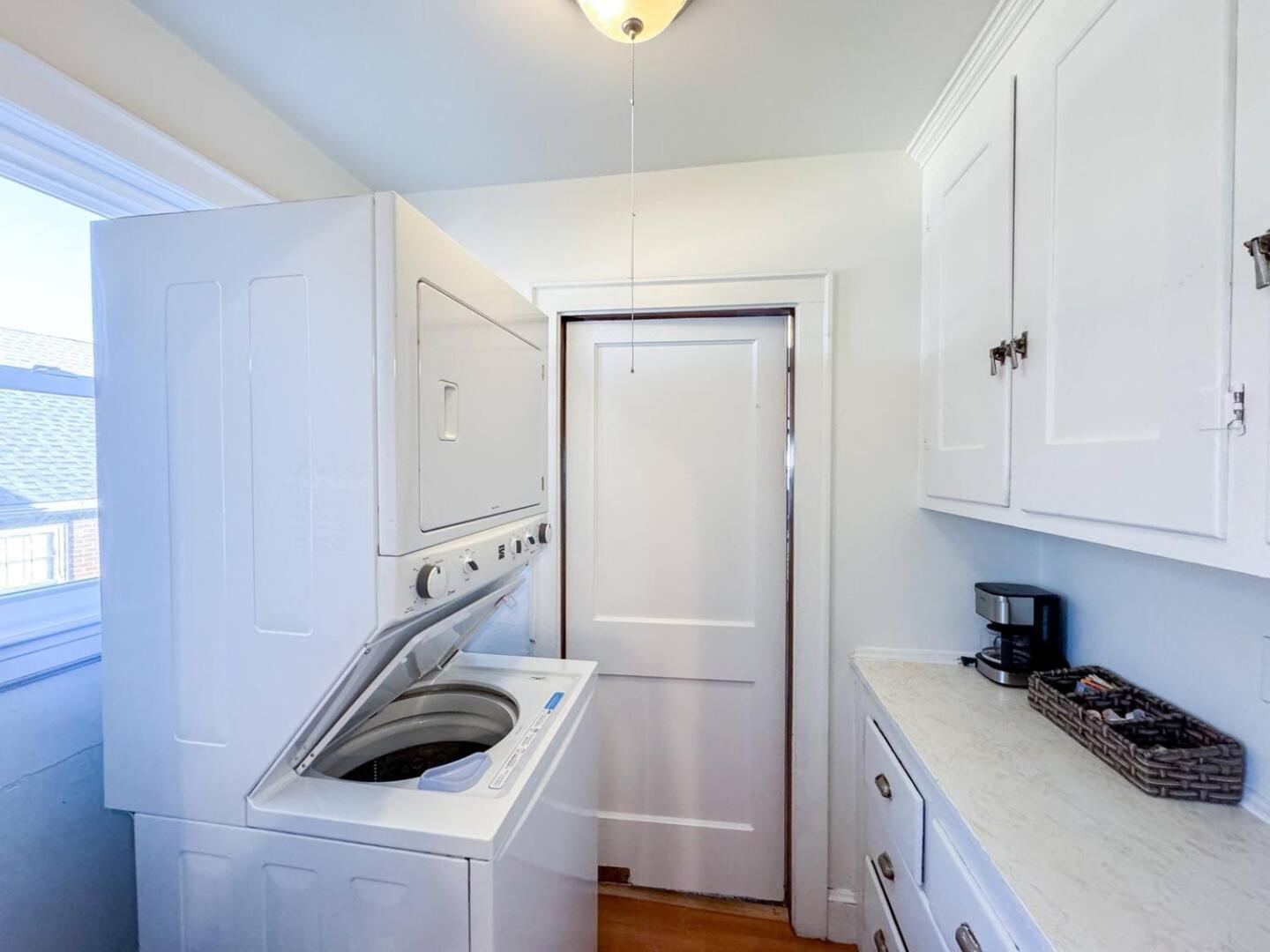 Spacious 3 Bed, In Unit Laundry, Free Prkng * Boston