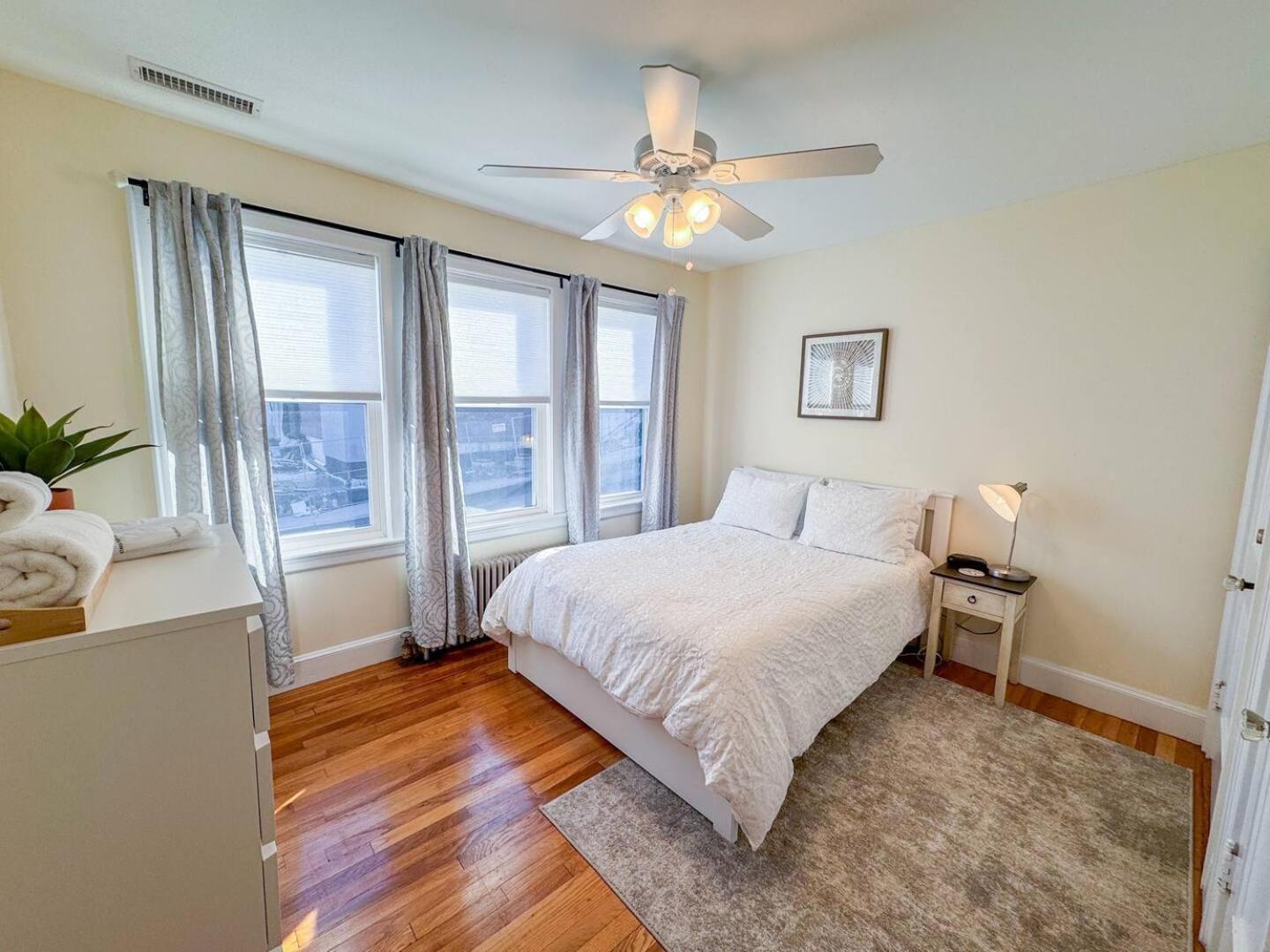 Spacious 3 Bed, In Unit Laundry, Free Prkng Holiday home Boston