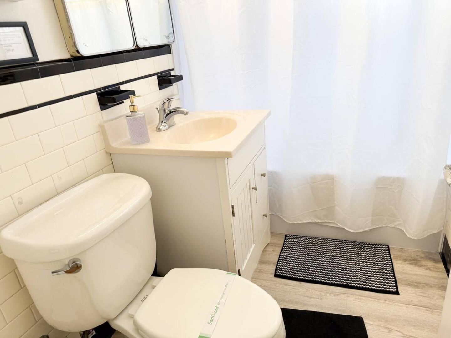 Spacious 3 Bed, In Unit Laundry, Free Prkng Holiday home *