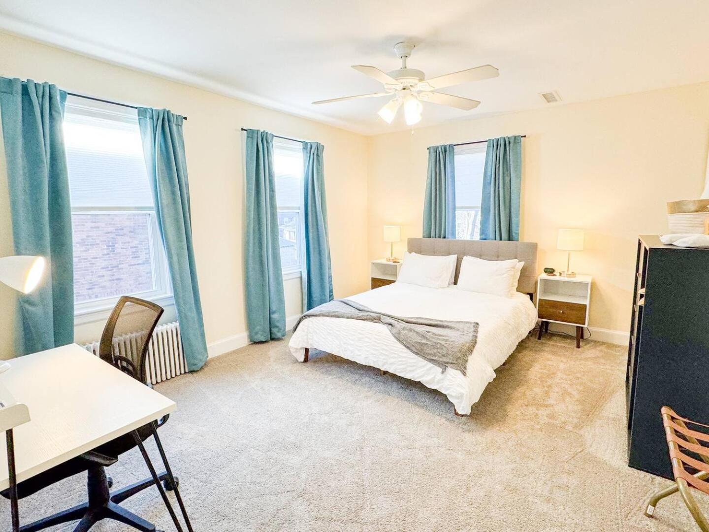 Holiday home Spacious 3 Bed, In Unit Laundry, Free Prkng *