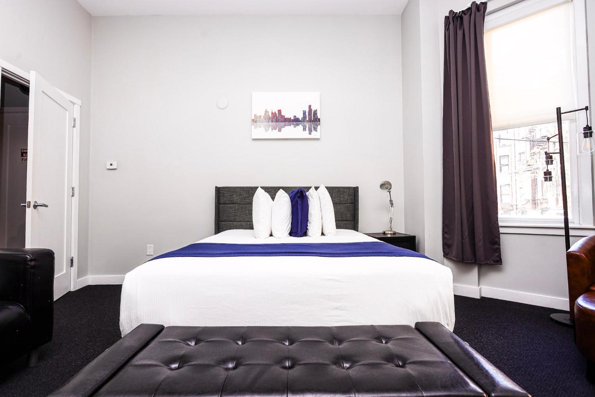 Large Stylish Newbury Street W/ Kitchen Boston