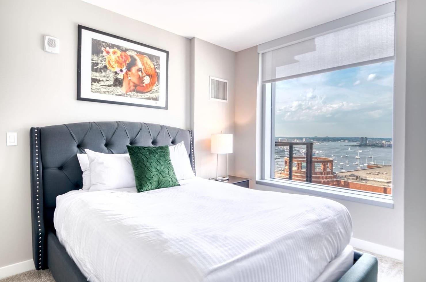 Luxury With Balcony In Seaport *