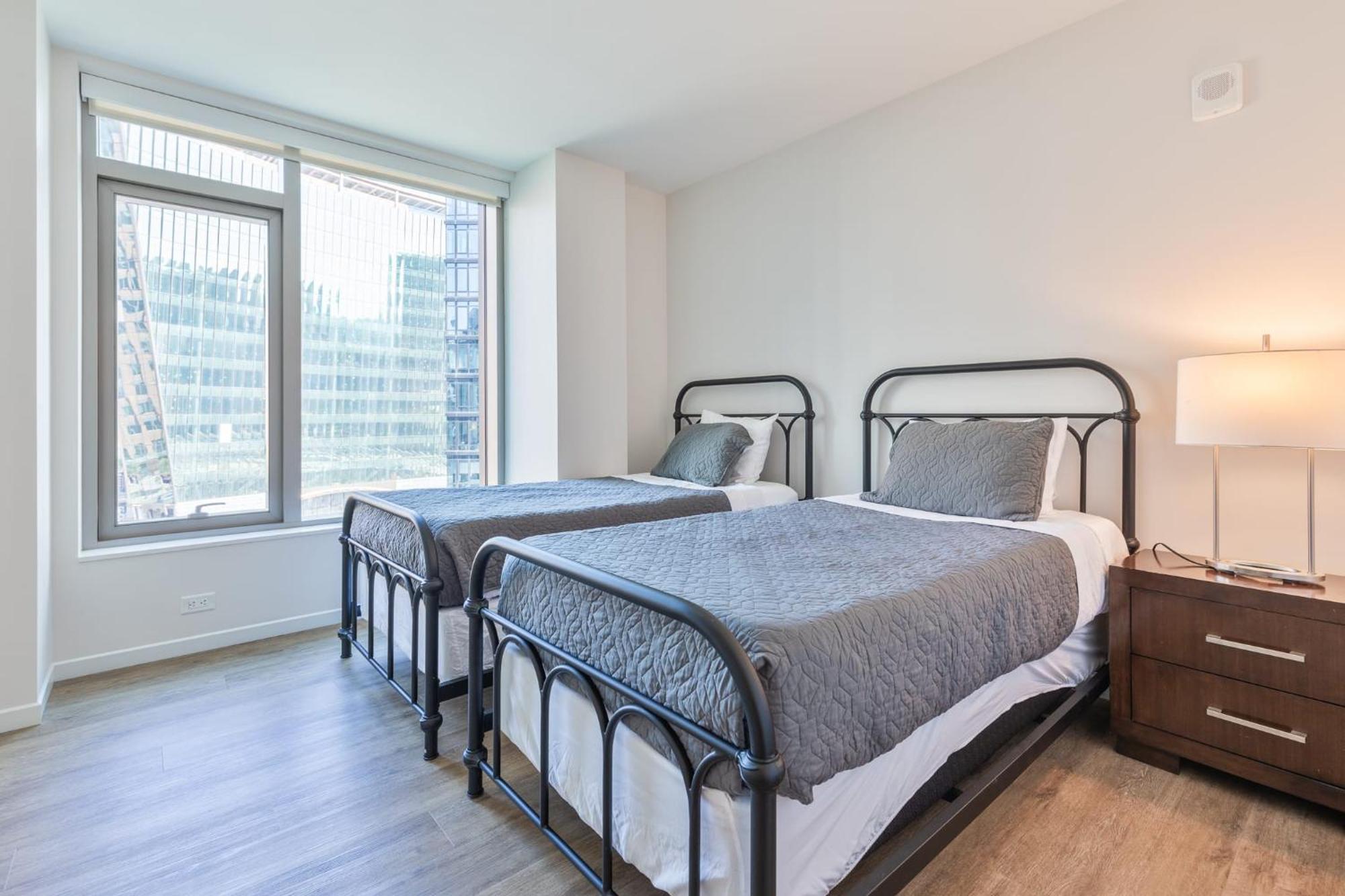 Luxury With Kitchen And Pool * Boston