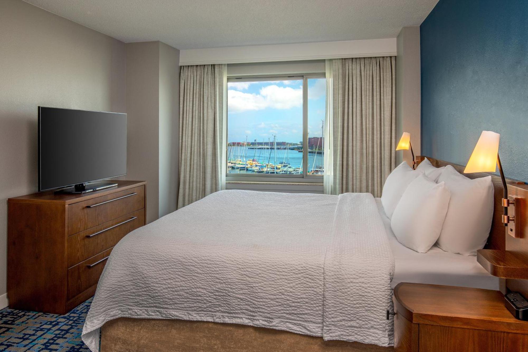 Hotel By Marriott Harbor On Tudor Wharf 3*