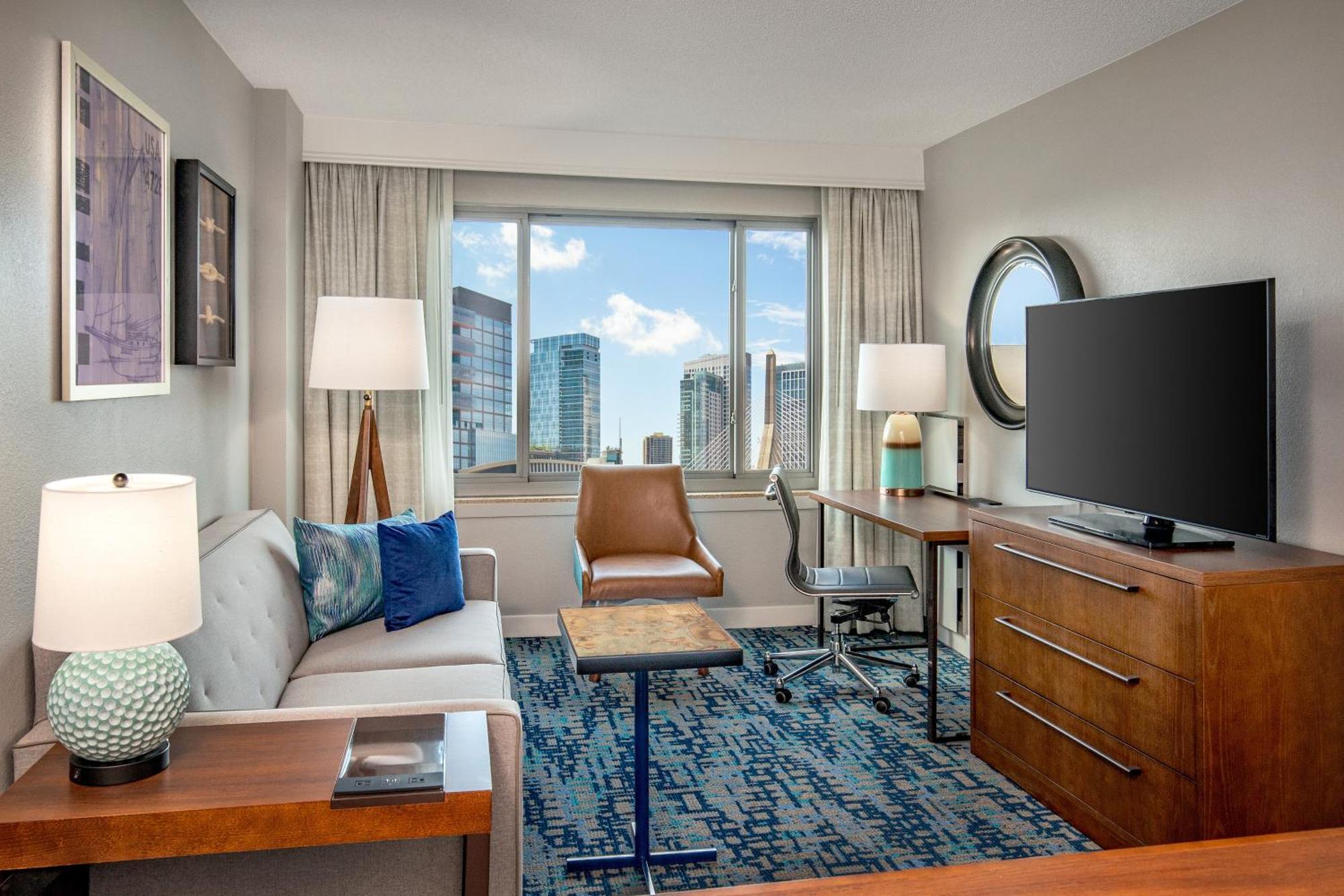 Hotel By Marriott Harbor On Tudor Wharf 3*