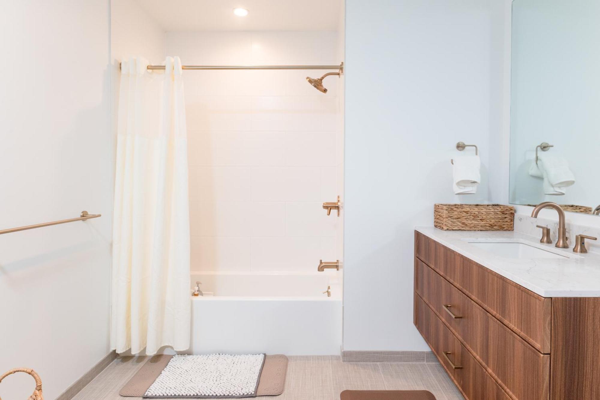 Apartment Luxury 2br Backbay Common T-station Roof Lounge Gym *