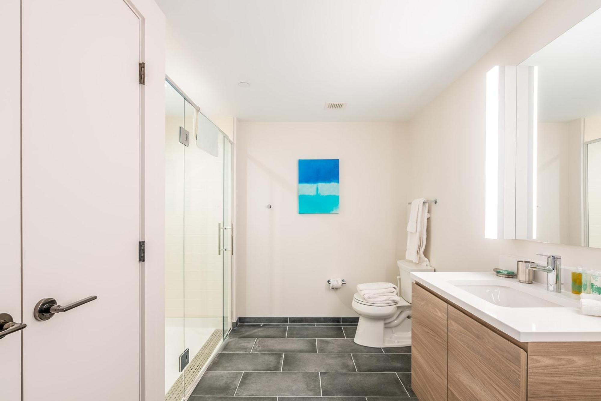 Modern With Gym And Pool * Boston