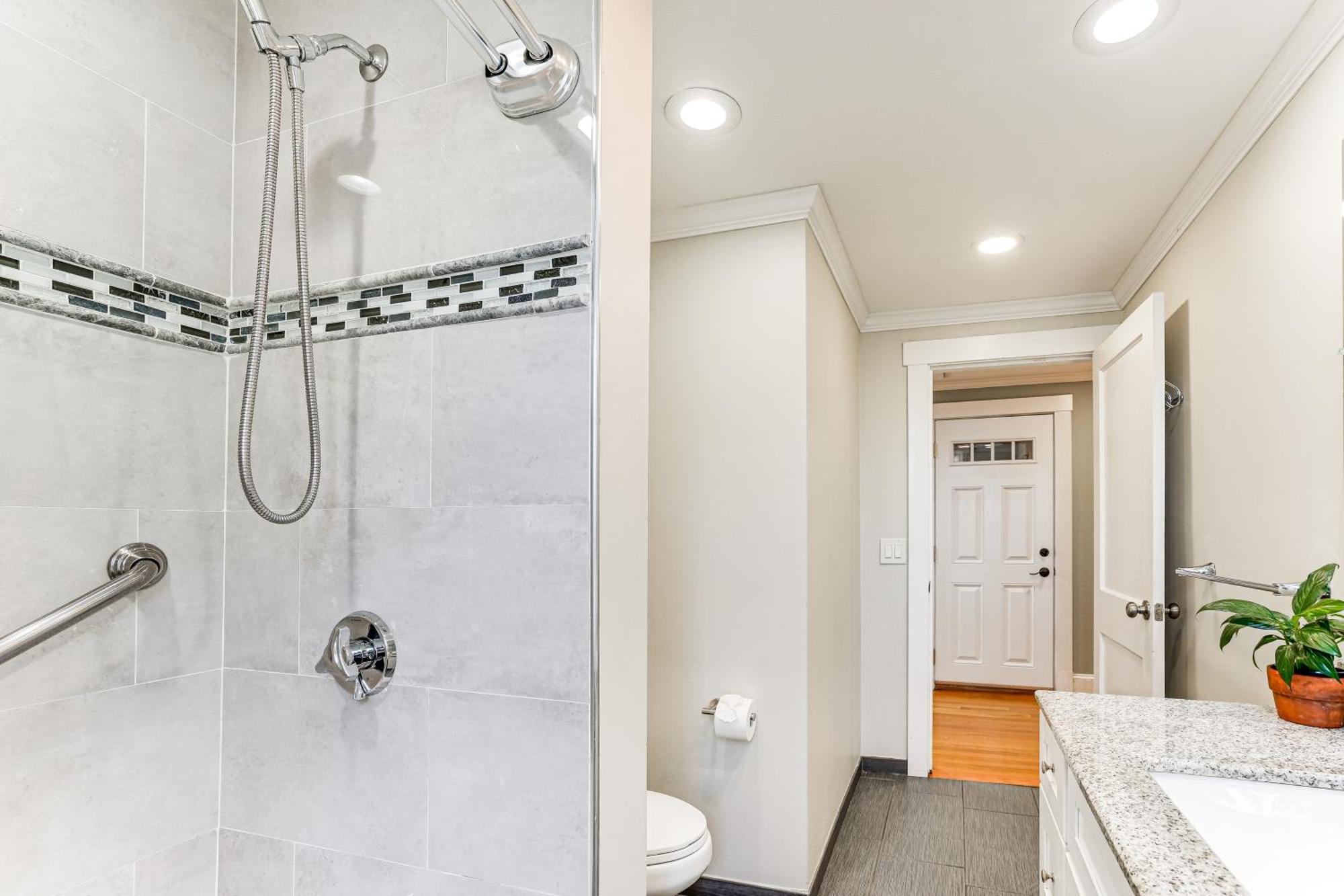 Apartment Walk To Constitution Mid-century Gem *