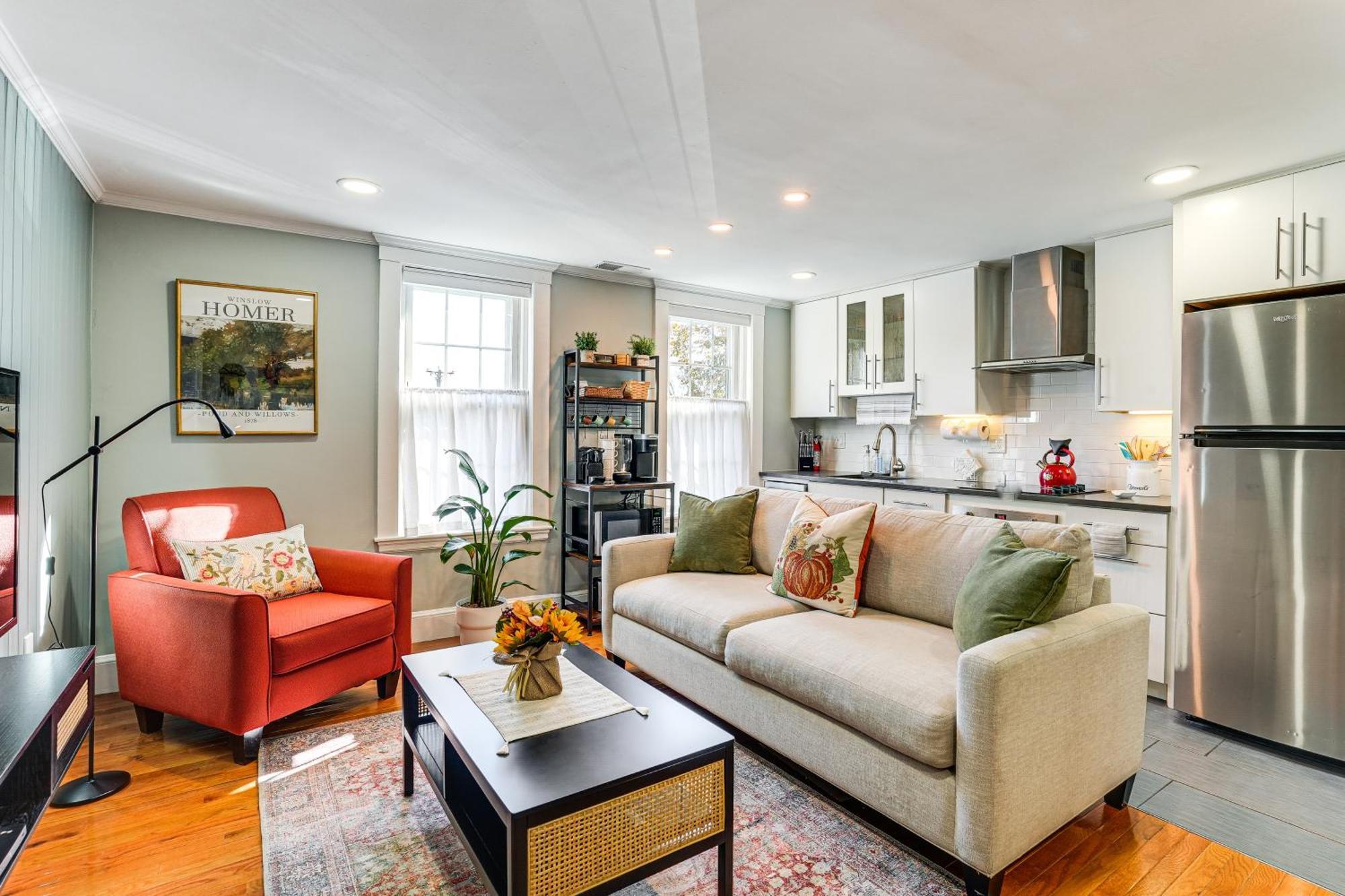 Walk To Constitution Mid-century Gem Apartment Boston